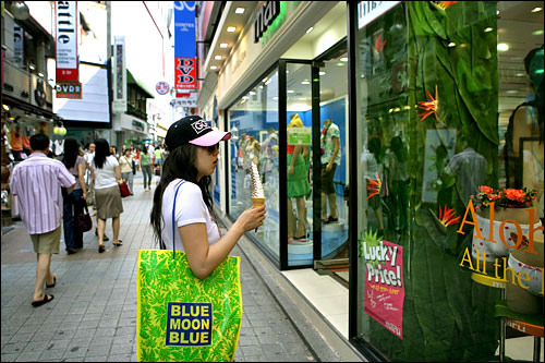 百货批发市场大门百货批发市场大门，繁荣的象征与商业的脉搏